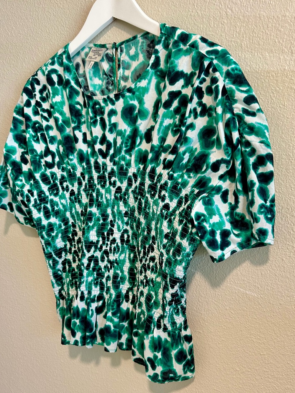 ☀️ BAUM UND PFERDGARTEN Smocked Peplum Top in Leopard Print